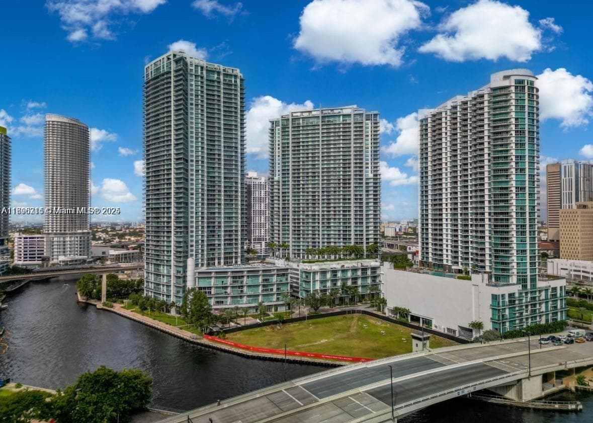 IVY at Riverfront Unit 4210 condo rented at 90 SW 3rd St # 4210, Miami FL 33130