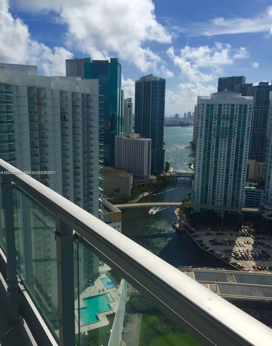IVY at Riverfront Unit 3910 condo pending at 90 SW 3rd St # 3910, Miami FL 33130